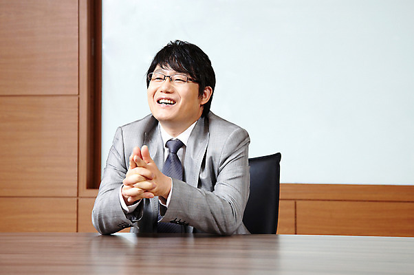 포토 JPG 라이프스타일 남자 40대 중년 포즈 의자 비즈니스 CEO 모션 중년라이프 탁자 실내 한명 미소 웃음 사람 앉기 동양인 정장 손짓 상반신 성인 라이프 사무실 한국인 직장인 비즈니스맨 사장 책상 회의실 리더 남자만 남자한명만 중년만 중년남자만 중년남자한명만 국내포토 직업 1 옷 가구 표정 인종 내부 생활 성인만 파일형식