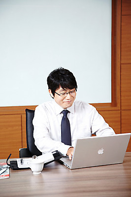 포토 JPG 라이프스타일 남자 커피 음료 40대 중년 포즈 의자 비즈니스 CEO 모션 중년라이프 탁자 실내 한명 미소 웃음 사람 앉기 동양인 정장 상반신 성인 라이프 노트북 컴퓨터 사무실 필기구 펜 볼펜 다이어리 한국인 직장인 비즈니스맨 차 커피잔 찻잔 사장 책상 회의실 남자만 남자한명만 중년만 중년남자만 중년남자한명만 국내포토 직업 1 옷 가구 문구용품 잔 표정 인종 내부 생활 전자제품 사무용품 성인만 파일형식