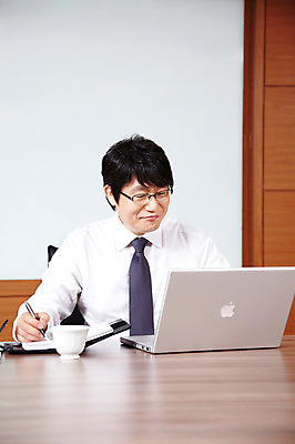 포토 JPG 라이프스타일 남자 커피 음료 40대 중년 포즈 비즈니스 CEO 모션 중년라이프 탁자 실내 한명 미소 웃음 사람 앉기 동양인 정장 상반신 성인 라이프 노트북 컴퓨터 사무실 필기구 펜 볼펜 다이어리 한국인 직장인 비즈니스맨 차 커피잔 찻잔 사장 책상 회의실 남자만 남자한명만 중년만 중년남자만 중년남자한명만 국내포토 직업 1 옷 가구 문구용품 잔 표정 인종 내부 생활 전자제품 사무용품 성인만 파일형식