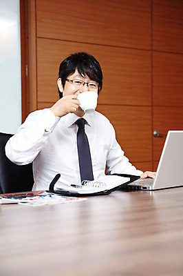 포토 JPG 라이프스타일 남자 40대 중년 포즈 비즈니스 CEO 모션 중년라이프 탁자 실내 한명 사람 앉기 동양인 정장 상반신 성인 라이프 노트북 컴퓨터 사무실 필기구 펜 볼펜 다이어리 한국인 직장인 비즈니스맨 사장 책상 회의실 남자만 남자한명만 중년만 중년남자만 중년남자한명만 국내포토 직업 1 옷 가구 문구용품 인종 내부 생활 전자제품 사무용품 성인만 파일형식