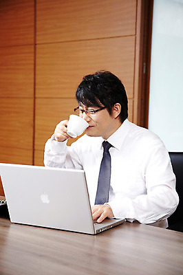 포토 JPG 라이프스타일 남자 커피 음료 40대 중년 포즈 비즈니스 CEO 모션 중년라이프 탁자 실내 한명 미소 웃음 사람 앉기 동양인 정장 상반신 성인 라이프 노트북 컴퓨터 사무실 한국인 직장인 비즈니스맨 차 커피잔 찻잔 사장 책상 회의실 남자만 남자한명만 중년만 중년남자만 중년남자한명만 국내포토 직업 1 옷 가구 잔 표정 인종 내부 생활 전자제품 성인만 파일형식