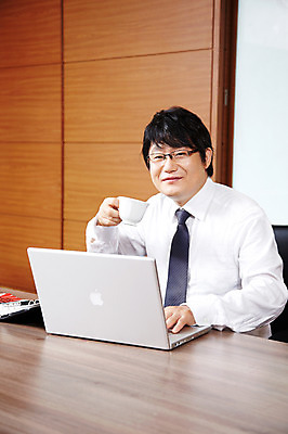 포토 JPG 라이프스타일 남자 커피 음료 40대 중년 포즈 비즈니스 CEO 모션 중년라이프 탁자 실내 한명 미소 웃음 사람 앉기 동양인 정장 상반신 성인 라이프 노트북 컴퓨터 사무실 한국인 직장인 비즈니스맨 차 커피잔 찻잔 사장 책상 회의실 남자만 남자한명만 중년만 중년남자만 중년남자한명만 국내포토 직업 1 옷 가구 잔 표정 인종 내부 생활 전자제품 성인만 파일형식