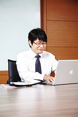 포토 JPG 라이프스타일 남자 40대 중년 포즈 비즈니스 CEO 모션 중년라이프 탁자 실내 한명 미소 웃음 사람 앉기 동양인 정장 상반신 성인 라이프 노트북 컴퓨터 사무실 다이어리 한국인 직장인 비즈니스맨 사장 책상 회의실 남자만 남자한명만 중년만 중년남자만 중년남자한명만 국내포토 직업 1 옷 가구 표정 인종 내부 생활 전자제품 사무용품 성인만 파일형식