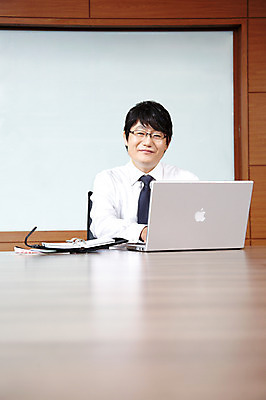 포토 JPG 라이프스타일 남자 40대 중년 포즈 비즈니스 CEO 모션 중년라이프 탁자 실내 한명 미소 웃음 사람 앉기 동양인 정장 상반신 성인 라이프 노트북 컴퓨터 사무실 한국인 직장인 비즈니스맨 사장 책상 회의실 남자만 남자한명만 중년만 중년남자만 중년남자한명만 국내포토 직업 1 옷 가구 표정 인종 내부 생활 전자제품 성인만 파일형식