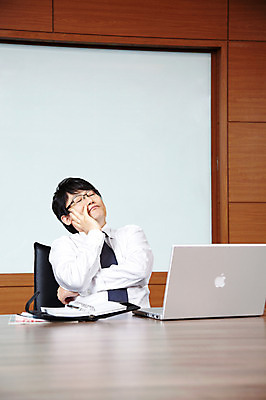 포토 JPG 라이프스타일 남자 40대 중년 포즈 생각 의자 비즈니스 CEO 모션 중년라이프 탁자 실내 한명 사람 앉기 동양인 정장 손짓 상반신 성인 라이프 노트북 컴퓨터 사무실 한국인 직장인 비즈니스맨 사장 책상 회의실 고민 남자만 남자한명만 중년만 중년남자만 중년남자한명만 국내포토 직업 1 옷 감정 가구 인종 내부 생활 전자제품 성인만 파일형식