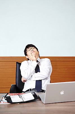 포토 JPG 라이프스타일 남자 40대 중년 포즈 생각 의자 비즈니스 CEO 모션 중년라이프 탁자 실내 한명 사람 앉기 동양인 정장 손짓 상반신 성인 라이프 노트북 컴퓨터 사무실 한국인 직장인 비즈니스맨 사장 책상 회의실 고민 남자만 남자한명만 중년만 중년남자만 중년남자한명만 국내포토 직업 1 옷 감정 가구 인종 내부 생활 전자제품 성인만 파일형식