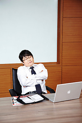 포토 JPG 라이프스타일 남자 40대 중년 포즈 의자 비즈니스 CEO 모션 중년라이프 탁자 휴식 실내 한명 사람 앉기 동양인 정장 상반신 성인 라이프 노트북 컴퓨터 사무실 팔짱 눈감음 한국인 직장인 비즈니스맨 사장 책상 회의실 남자만 남자한명만 중년만 중년남자만 중년남자한명만 국내포토 직업 1 옷 가구 컨셉 인종 내부 생활 전자제품 성인만 파일형식