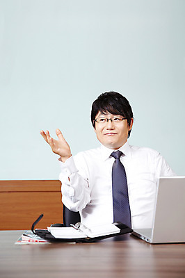 포토 JPG 라이프스타일 남자 40대 중년 포즈 비즈니스 CEO 모션 중년라이프 탁자 실내 한명 사람 앉기 동양인 정장 손짓 상반신 성인 라이프 노트북 컴퓨터 사무실 다이어리 한국인 직장인 비즈니스맨 사장 책상 회의실 리더 남자만 남자한명만 중년만 중년남자만 중년남자한명만 국내포토 직업 1 옷 가구 인종 내부 생활 전자제품 사무용품 성인만 파일형식