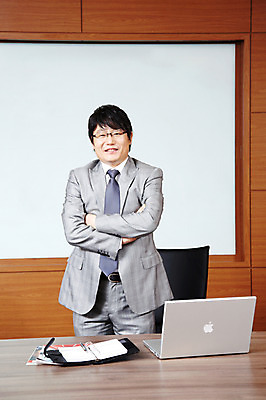 포토 JPG 라이프스타일 남자 40대 중년 포즈 비즈니스 CEO 모션 중년라이프 탁자 실내 한명 서기 미소 웃음 사람 동양인 정장 상반신 성인 라이프 노트북 컴퓨터 사무실 팔짱 다이어리 한국인 직장인 비즈니스맨 사장 책상 회의실 리더 남자만 남자한명만 중년만 중년남자만 중년남자한명만 국내포토 직업 1 옷 가구 표정 인종 내부 생활 전자제품 사무용품 성인만 파일형식