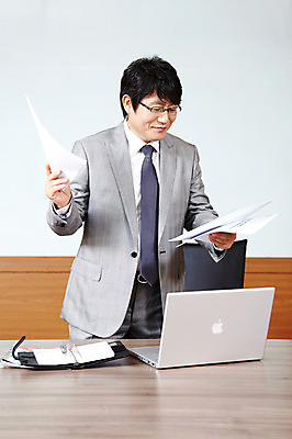 포토 JPG 라이프스타일 응시 남자 종이 40대 중년 포즈 비즈니스 CEO 모션 중년라이프 탁자 실내 한명 서기 미소 웃음 사람 동양인 정장 상반신 성인 라이프 노트북 컴퓨터 사무실 다이어리 한국인 직장인 비즈니스맨 사장 책상 회의실 리더 문서 남자만 남자한명만 중년만 중년남자만 중년남자한명만 국내포토 직업 1 시선 옷 가구 표정 인종 내부 생활 전자제품 사무용품 성인만 파일형식