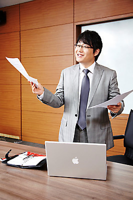 포토 JPG 라이프스타일 남자 종이 40대 중년 포즈 의자 비즈니스 CEO 모션 중년라이프 탁자 실내 한명 서기 미소 웃음 사람 동양인 정장 상반신 성인 라이프 노트북 컴퓨터 사무실 다이어리 한국인 직장인 비즈니스맨 사장 책상 회의실 리더 문서 남자만 남자한명만 중년만 중년남자만 중년남자한명만 국내포토 직업 1 옷 가구 표정 인종 내부 생활 전자제품 사무용품 성인만 파일형식