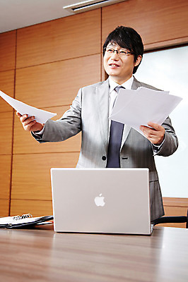 포토 JPG 라이프스타일 남자 종이 40대 중년 포즈 비즈니스 CEO 모션 중년라이프 탁자 실내 한명 서기 미소 웃음 사람 동양인 정장 상반신 성인 라이프 노트북 컴퓨터 사무실 다이어리 한국인 직장인 비즈니스맨 사장 책상 회의실 리더 문서 남자만 남자한명만 중년만 중년남자만 중년남자한명만 국내포토 직업 1 옷 가구 표정 인종 내부 생활 전자제품 사무용품 성인만 파일형식