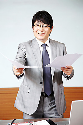 포토 JPG 라이프스타일 남자 종이 40대 중년 포즈 비즈니스 CEO 모션 중년라이프 탁자 실내 한명 서기 미소 웃음 사람 동양인 정장 상반신 성인 라이프 노트북 컴퓨터 사무실 다이어리 한국인 직장인 비즈니스맨 사장 책상 회의실 주기 리더 문서 남자만 남자한명만 중년만 중년남자만 중년남자한명만 국내포토 직업 1 옷 가구 표정 인종 내부 생활 전자제품 사무용품 성인만 파일형식