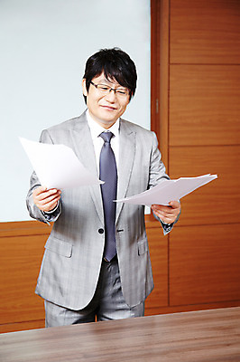 포토 JPG 라이프스타일 응시 남자 종이 40대 중년 포즈 비즈니스 CEO 모션 중년라이프 탁자 실내 한명 서기 미소 웃음 사람 동양인 정장 상반신 성인 라이프 사무실 한국인 직장인 비즈니스맨 사장 책상 회의실 리더 문서 남자만 남자한명만 중년만 중년남자만 중년남자한명만 국내포토 직업 1 시선 옷 가구 표정 인종 내부 생활 성인만 파일형식