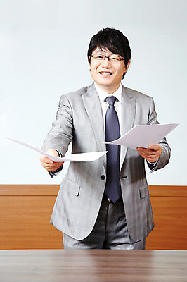 포토 JPG 라이프스타일 남자 종이 40대 중년 포즈 비즈니스 CEO 모션 중년라이프 탁자 실내 한명 서기 미소 웃음 사람 동양인 정장 상반신 성인 라이프 사무실 한국인 직장인 비즈니스맨 사장 책상 회의실 주기 리더 문서 남자만 남자한명만 중년만 중년남자만 중년남자한명만 국내포토 직업 1 옷 가구 표정 인종 내부 생활 성인만 파일형식