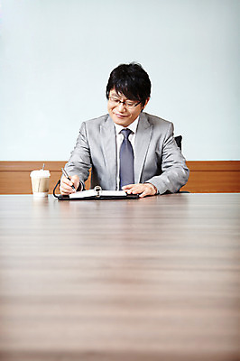 포토 JPG 라이프스타일 남자 커피 음료 40대 중년 포즈 비즈니스 CEO 모션 중년라이프 탁자 실내 한명 미소 웃음 사람 앉기 동양인 정장 상반신 성인 라이프 사무실 필기구 펜 볼펜 다이어리 한국인 직장인 비즈니스맨 사장 책상 회의실 리더 남자만 남자한명만 중년만 중년남자만 중년남자한명만 국내포토 직업 1 옷 가구 문구용품 표정 인종 내부 생활 사무용품 성인만 파일형식