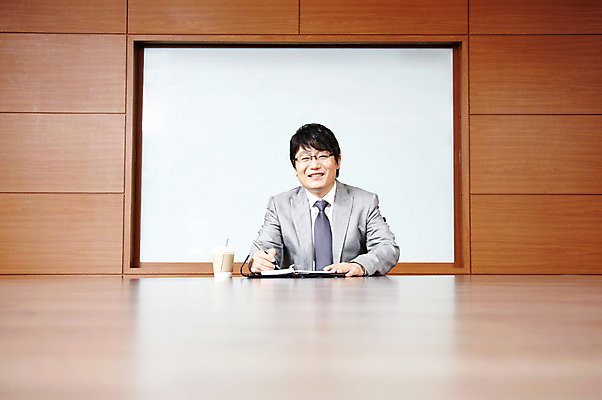 포토 JPG 라이프스타일 남자 커피 음료 40대 중년 포즈 비즈니스 CEO 모션 중년라이프 탁자 실내 한명 미소 웃음 사람 앉기 동양인 정장 상반신 성인 라이프 사무실 필기구 펜 볼펜 다이어리 한국인 직장인 비즈니스맨 사장 책상 회의실 리더 남자만 남자한명만 중년만 중년남자만 중년남자한명만 국내포토 직업 1 옷 가구 문구용품 표정 인종 내부 생활 사무용품 성인만 파일형식