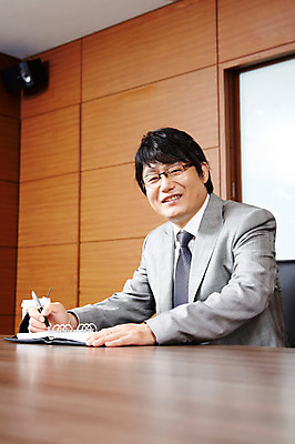 포토 JPG 라이프스타일 남자 커피 음료 40대 중년 포즈 의자 비즈니스 CEO 모션 중년라이프 탁자 실내 한명 미소 웃음 사람 앉기 동양인 정장 상반신 성인 라이프 사무실 필기구 펜 볼펜 다이어리 한국인 직장인 비즈니스맨 사장 책상 회의실 리더 남자만 남자한명만 중년만 중년남자만 중년남자한명만 국내포토 직업 1 옷 가구 문구용품 표정 인종 내부 생활 사무용품 성인만 파일형식