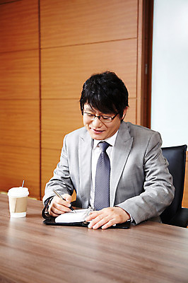 포토 JPG 라이프스타일 남자 커피 음료 40대 중년 포즈 의자 비즈니스 CEO 모션 중년라이프 탁자 실내 한명 미소 웃음 사람 앉기 동양인 정장 상반신 성인 라이프 사무실 필기구 펜 볼펜 다이어리 한국인 직장인 비즈니스맨 사장 책상 회의실 리더 남자만 남자한명만 중년만 중년남자만 중년남자한명만 국내포토 직업 1 옷 가구 문구용품 표정 인종 내부 생활 사무용품 성인만 파일형식