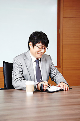 포토 JPG 라이프스타일 남자 커피 음료 40대 중년 포즈 의자 비즈니스 CEO 모션 중년라이프 탁자 실내 한명 미소 웃음 사람 앉기 동양인 정장 상반신 성인 라이프 사무실 필기구 펜 볼펜 다이어리 한국인 직장인 비즈니스맨 사장 책상 회의실 리더 남자만 남자한명만 중년만 중년남자만 중년남자한명만 국내포토 직업 1 옷 가구 문구용품 표정 인종 내부 생활 사무용품 성인만 파일형식