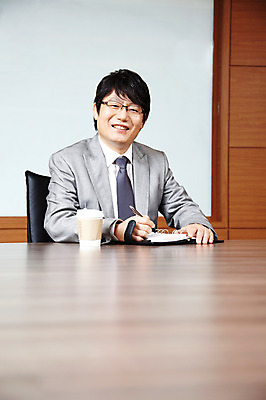 포토 JPG 라이프스타일 남자 커피 음료 40대 중년 포즈 의자 비즈니스 CEO 모션 중년라이프 탁자 실내 한명 미소 웃음 사람 앉기 동양인 정장 상반신 성인 라이프 사무실 필기구 펜 볼펜 다이어리 한국인 직장인 비즈니스맨 사장 책상 회의실 리더 남자만 남자한명만 중년만 중년남자만 중년남자한명만 국내포토 직업 1 옷 가구 문구용품 표정 인종 내부 생활 사무용품 성인만 파일형식