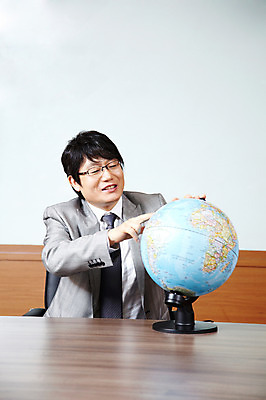 포토 JPG 라이프스타일 남자 지구 40대 중년 포즈 비즈니스 CEO 모션 중년라이프 탁자 실내 한명 사람 앉기 동양인 정장 손짓 상반신 성인 라이프 글로벌 사무실 지구본 한국인 가리킴 직장인 비즈니스맨 사장 책상 회의실 남자만 남자한명만 중년만 중년남자만 중년남자한명만 국내포토 직업 1 옷 가구 인종 내부 생활 성인만 파일형식