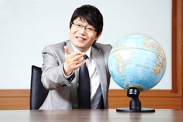 포토 JPG 라이프스타일 남자 지구 40대 중년 포즈 의자 비즈니스 CEO 모션 중년라이프 탁자 실내 한명 미소 웃음 사람 앉기 동양인 정장 손짓 상반신 성인 라이프 글로벌 사무실 지구본 한국인 직장인 비즈니스맨 사장 책상 회의실 남자만 남자한명만 중년만 중년남자만 중년남자한명만 국내포토 직업 1 옷 가구 표정 인종 내부 생활 성인만 파일형식