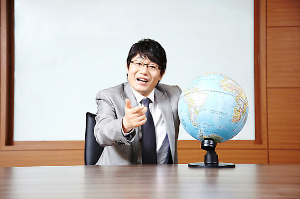 포토 JPG 라이프스타일 남자 지구 40대 중년 포즈 의자 비즈니스 CEO 모션 중년라이프 탁자 실내 한명 미소 웃음 사람 앉기 동양인 정장 손짓 상반신 성인 라이프 글로벌 사무실 지구본 한국인 직장인 비즈니스맨 사장 책상 회의실 남자만 남자한명만 중년만 중년남자만 중년남자한명만 국내포토 직업 1 옷 가구 표정 인종 내부 생활 성인만 파일형식