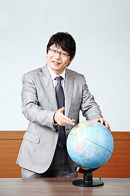 포토 JPG 라이프스타일 남자 지구 40대 중년 포즈 비즈니스 CEO 모션 중년라이프 탁자 실내 한명 서기 미소 웃음 사람 동양인 정장 손짓 상반신 성인 라이프 글로벌 사무실 지구본 한국인 가리킴 직장인 비즈니스맨 사장 책상 회의실 남자만 남자한명만 중년만 중년남자만 중년남자한명만 국내포토 직업 1 옷 가구 표정 인종 내부 생활 성인만 파일형식