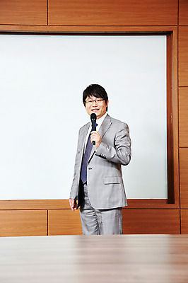 포토 JPG 라이프스타일 남자 40대 중년 포즈 비즈니스 CEO 모션 중년라이프 탁자 실내 한명 서기 미소 웃음 사람 동양인 정장 상반신 성인 라이프 사무실 한국인 직장인 비즈니스맨 발표 사장 강의 보고 프레젠테이션 책상 마이크 회의실 남자만 남자한명만 중년만 중년남자만 중년남자한명만 국내포토 직업 1 옷 음향기기 가구 표정 인종 내부 생활 성인만 파일형식