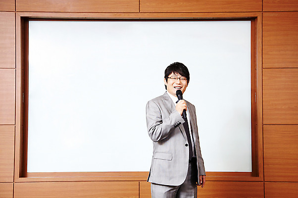 포토 JPG 라이프스타일 남자 40대 중년 포즈 비즈니스 CEO 모션 중년라이프 실내 한명 서기 미소 웃음 사람 동양인 정장 상반신 성인 라이프 사무실 한국인 직장인 비즈니스맨 발표 사장 강의 보고 프레젠테이션 마이크 회의실 남자만 남자한명만 중년만 중년남자만 중년남자한명만 국내포토 직업 1 옷 음향기기 표정 인종 내부 생활 성인만 파일형식