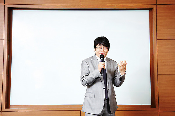 포토 JPG 라이프스타일 남자 40대 중년 포즈 비즈니스 CEO 모션 중년라이프 실내 한명 서기 사람 동양인 정장 손짓 상반신 성인 라이프 사무실 한국인 직장인 비즈니스맨 발표 사장 강의 보고 프레젠테이션 마이크 회의실 남자만 남자한명만 중년만 중년남자만 중년남자한명만 국내포토 직업 1 옷 음향기기 인종 내부 생활 성인만 파일형식