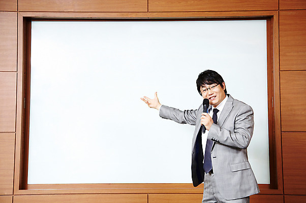 포토 JPG 라이프스타일 남자 40대 중년 포즈 비즈니스 CEO 모션 중년라이프 실내 한명 서기 미소 웃음 사람 동양인 정장 손짓 상반신 성인 라이프 사무실 한국인 직장인 비즈니스맨 발표 사장 강의 보고 프레젠테이션 마이크 회의실 남자만 남자한명만 중년만 중년남자만 중년남자한명만 국내포토 직업 1 옷 음향기기 표정 인종 내부 생활 성인만 파일형식