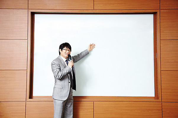 포토 JPG 라이프스타일 남자 40대 중년 포즈 비즈니스 CEO 모션 중년라이프 실내 한명 서기 미소 웃음 사람 동양인 정장 손짓 상반신 성인 라이프 사무실 한국인 직장인 비즈니스맨 발표 사장 강의 보고 프레젠테이션 마이크 회의실 남자만 남자한명만 중년만 중년남자만 중년남자한명만 국내포토 직업 1 옷 음향기기 표정 인종 내부 생활 성인만 파일형식