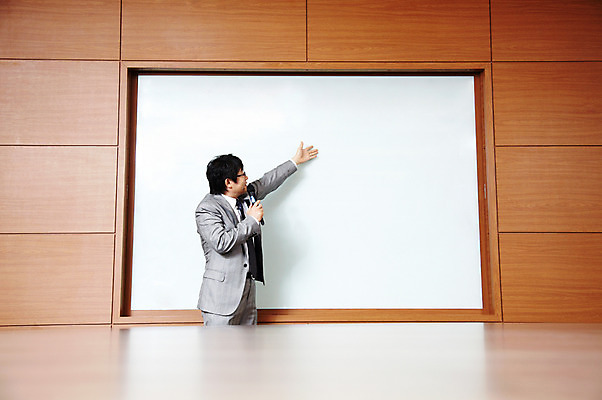 포토 JPG 라이프스타일 남자 40대 중년 포즈 비즈니스 CEO 모션 중년라이프 실내 한명 서기 사람 동양인 정장 손짓 상반신 성인 라이프 사무실 한국인 직장인 비즈니스맨 발표 사장 강의 보고 프레젠테이션 마이크 회의실 남자만 남자한명만 중년만 중년남자만 중년남자한명만 국내포토 직업 1 옷 음향기기 인종 내부 생활 성인만 파일형식