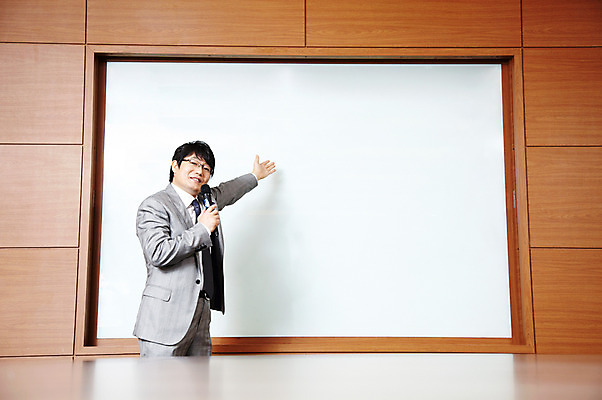 포토 JPG 라이프스타일 남자 40대 중년 포즈 비즈니스 CEO 모션 중년라이프 실내 한명 서기 미소 웃음 사람 동양인 정장 손짓 상반신 성인 라이프 사무실 한국인 직장인 비즈니스맨 발표 사장 강의 보고 프레젠테이션 마이크 회의실 남자만 남자한명만 중년만 중년남자만 중년남자한명만 국내포토 직업 1 옷 음향기기 표정 인종 내부 생활 성인만 파일형식