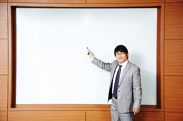 포토 JPG 라이프스타일 남자 40대 중년 포즈 비즈니스 CEO 모션 중년라이프 실내 한명 서기 미소 웃음 사람 동양인 정장 손짓 상반신 성인 라이프 사무실 한국인 직장인 비즈니스맨 발표 사장 강의 보고 프레젠테이션 회의실 화이트보드 보드마카 남자만 남자한명만 중년만 중년남자만 중년남자한명만 국내포토 직업 1 옷 표정 인종 내부 생활 펜 성인만 파일형식