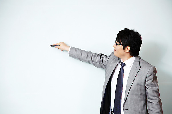 포토 JPG 라이프스타일 남자 40대 중년 포즈 비즈니스 CEO 모션 중년라이프 실내 한명 서기 미소 웃음 사람 동양인 정장 손짓 상반신 성인 라이프 사무실 한국인 직장인 비즈니스맨 발표 사장 강의 보고 프레젠테이션 회의실 화이트보드 보드마카 남자만 남자한명만 중년만 중년남자만 중년남자한명만 국내포토 직업 1 옷 표정 인종 내부 생활 펜 성인만 파일형식