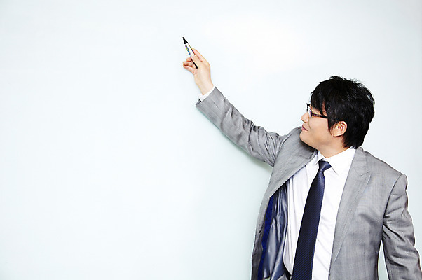 포토 JPG 라이프스타일 남자 40대 중년 포즈 비즈니스 CEO 모션 중년라이프 실내 한명 서기 미소 웃음 사람 동양인 정장 손짓 상반신 성인 라이프 사무실 한국인 직장인 비즈니스맨 발표 사장 강의 보고 프레젠테이션 회의실 화이트보드 보드마카 남자만 남자한명만 중년만 중년남자만 중년남자한명만 국내포토 직업 1 옷 표정 인종 내부 생활 펜 성인만 파일형식