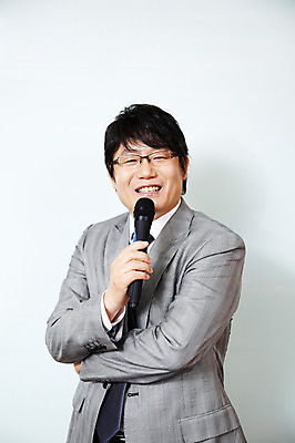 포토 JPG 라이프스타일 남자 40대 중년 포즈 비즈니스 CEO 모션 중년라이프 실내 한명 서기 미소 웃음 사람 동양인 정장 상반신 성인 라이프 사무실 팔짱 한국인 직장인 비즈니스맨 발표 사장 강의 보고 프레젠테이션 마이크 회의실 남자만 남자한명만 중년만 중년남자만 중년남자한명만 국내포토 직업 1 옷 음향기기 표정 인종 내부 생활 성인만 파일형식