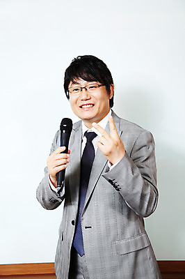 포토 JPG 라이프스타일 남자 40대 중년 포즈 비즈니스 CEO 모션 중년라이프 실내 한명 서기 미소 웃음 사람 동양인 정장 손짓 상반신 성인 라이프 사무실 한국인 직장인 비즈니스맨 발표 사장 강의 보고 프레젠테이션 마이크 회의실 남자만 남자한명만 중년만 중년남자만 중년남자한명만 국내포토 직업 1 옷 음향기기 표정 인종 내부 생활 성인만 파일형식