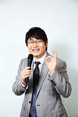 포토 JPG 라이프스타일 남자 40대 중년 포즈 비즈니스 CEO 모션 중년라이프 실내 한명 서기 미소 웃음 사람 동양인 정장 손짓 상반신 성인 라이프 사무실 한국인 직장인 비즈니스맨 발표 OK 사장 강의 보고 프레젠테이션 마이크 회의실 남자만 남자한명만 중년만 중년남자만 중년남자한명만 국내포토 직업 1 옷 음향기기 표정 인종 내부 생활 성인만 파일형식