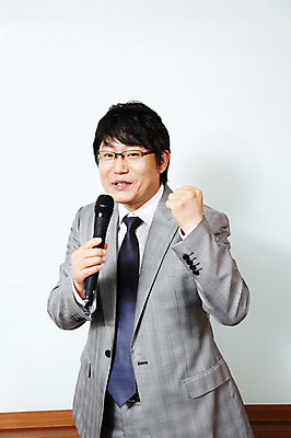 포토 JPG 라이프스타일 남자 40대 중년 포즈 비즈니스 CEO 모션 중년라이프 실내 한명 서기 미소 웃음 사람 동양인 정장 손짓 상반신 성인 라이프 사무실 파이팅 주먹 한국인 직장인 비즈니스맨 발표 사장 강의 보고 프레젠테이션 마이크 회의실 남자만 남자한명만 중년만 중년남자만 중년남자한명만 국내포토 직업 1 옷 음향기기 표정 인종 내부 생활 성인만 파일형식