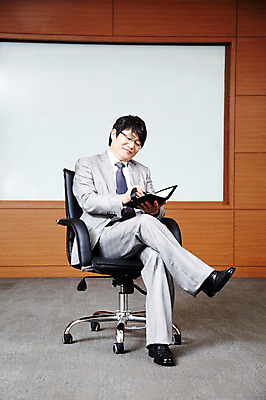 포토 JPG 전신 라이프스타일 남자 40대 중년 포즈 의자 비즈니스 CEO 모션 중년라이프 실내 한명 미소 웃음 사람 앉기 동양인 정장 성인 라이프 사무실 다이어리 한국인 직장인 비즈니스맨 사장 회의실 남자만 남자한명만 중년만 중년남자만 중년남자한명만 국내포토 직업 1 옷 가구 표정 인종 내부 생활 사무용품 성인만 파일형식