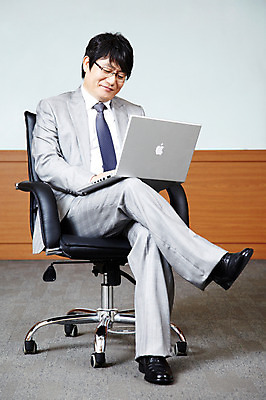 포토 JPG 전신 라이프스타일 남자 40대 중년 포즈 의자 비즈니스 CEO 모션 중년라이프 실내 한명 미소 웃음 사람 앉기 동양인 정장 성인 라이프 노트북 컴퓨터 사무실 한국인 직장인 비즈니스맨 사장 회의실 남자만 남자한명만 중년만 중년남자만 중년남자한명만 국내포토 직업 1 옷 가구 표정 인종 내부 생활 전자제품 성인만 파일형식