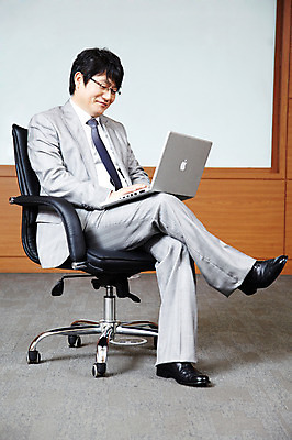 포토 JPG 전신 라이프스타일 남자 40대 중년 포즈 의자 비즈니스 CEO 모션 중년라이프 실내 한명 미소 웃음 사람 앉기 동양인 정장 성인 라이프 노트북 컴퓨터 사무실 한국인 직장인 비즈니스맨 사장 회의실 남자만 남자한명만 중년만 중년남자만 중년남자한명만 국내포토 직업 1 옷 가구 표정 인종 내부 생활 전자제품 성인만 파일형식