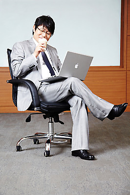 포토 JPG 전신 라이프스타일 남자 커피 음료 40대 중년 포즈 의자 비즈니스 CEO 모션 중년라이프 실내 한명 미소 사람 앉기 동양인 정장 손짓 성인 라이프 노트북 컴퓨터 사무실 한국인 직장인 비즈니스맨 사장 회의실 남자만 남자한명만 중년만 중년남자만 중년남자한명만 국내포토 직업 1 옷 가구 표정 인종 내부 생활 전자제품 성인만 파일형식