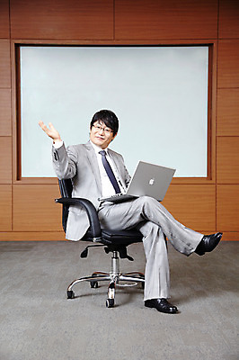 포토 JPG 전신 라이프스타일 남자 40대 중년 포즈 의자 비즈니스 CEO 모션 중년라이프 실내 한명 미소 웃음 사람 앉기 동양인 정장 손짓 성인 라이프 노트북 컴퓨터 사무실 한국인 직장인 비즈니스맨 사장 회의실 남자만 남자한명만 중년만 중년남자만 중년남자한명만 국내포토 직업 1 옷 가구 표정 인종 내부 생활 전자제품 성인만 파일형식