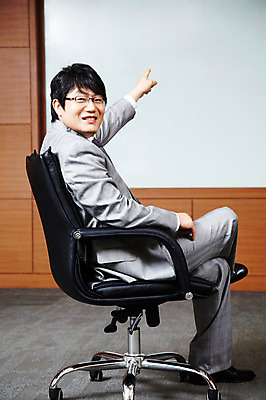 포토 JPG 전신 라이프스타일 남자 40대 중년 포즈 의자 비즈니스 CEO 모션 중년라이프 실내 한명 미소 웃음 사람 앉기 동양인 정장 손짓 성인 라이프 사무실 한국인 가리킴 직장인 비즈니스맨 사장 회의실 남자만 남자한명만 중년만 중년남자만 중년남자한명만 국내포토 직업 1 옷 가구 표정 인종 내부 생활 성인만 파일형식