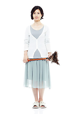 포토 JPG 스튜디오촬영 전신 라이프스타일 여자 40대 중년 포즈 가사 모션 중년라이프 슬리퍼 실내 실내화 한명 서기 미소 웃음 들기 누끼 사람 동양인 성인 라이프 한국인 먼지떨이 청소도구 청소 주부 먼지털기 여자만 여자한명만 중년만 중년여자만 중년여자한명만 국내포토 1 신발 표정 인종 내부 생활 도구 성인만 파일형식